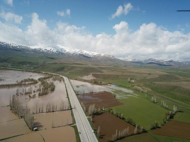 Erzincan'da Karasu Nehri taştı: Tarım arazileri sular altında kaldı