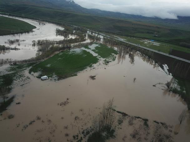 Erzincan'da Karasu Nehri taştı: Tarım arazileri sular altında kaldı