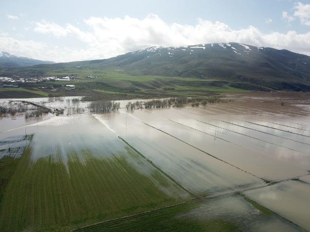 Erzincan'da Karasu Nehri taştı: Tarım arazileri sular altında kaldı