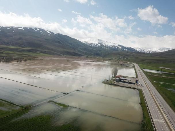 Erzincan'da Karasu Nehri taştı: Tarım arazileri sular altında kaldı