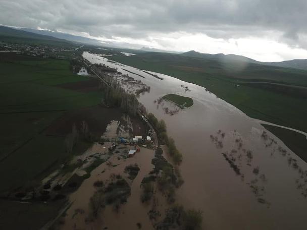 Erzincan'da Karasu Nehri taştı: Tarım arazileri sular altında kaldı