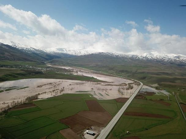 Erzincan'da Karasu Nehri taştı: Tarım arazileri sular altında kaldı