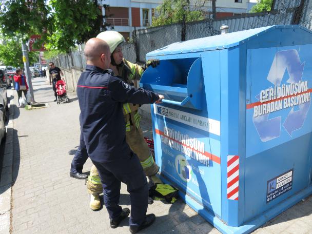 Geri dönüşüm kutusunda mahsur kaldı!