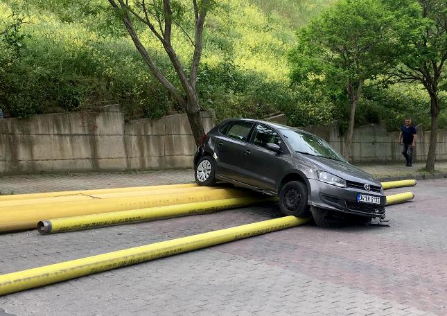 TIR'dan saçılan dev borular caddeyi savaş alanına çevirdi