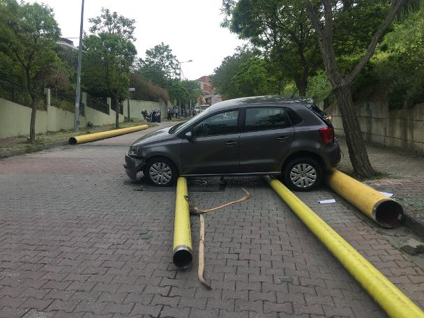 TIR'dan saçılan dev borular caddeyi savaş alanına çevirdi