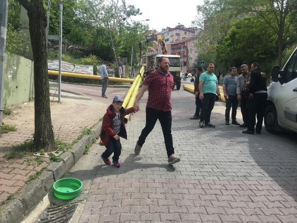 TIR'dan saçılan dev borular caddeyi savaş alanına çevirdi