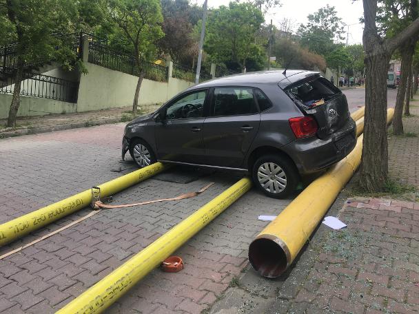 TIR'dan saçılan dev borular caddeyi savaş alanına çevirdi