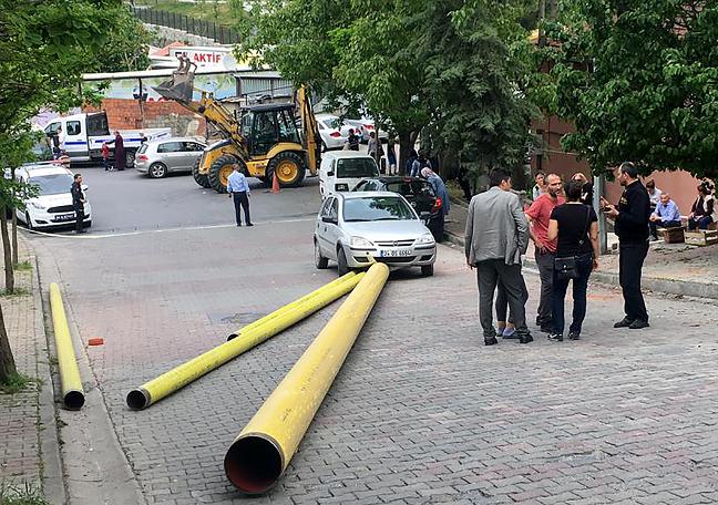 TIR'dan saçılan dev borular caddeyi savaş alanına çevirdi