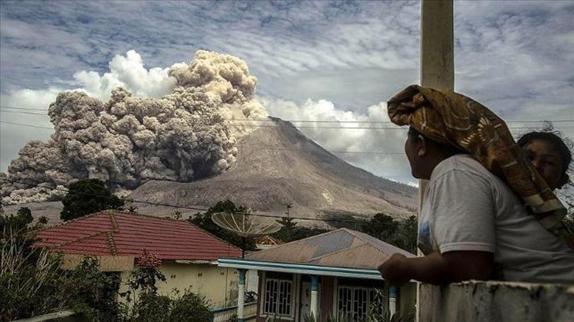 Sinabung Yanardağı yeniden kül püskürtmeye başladı