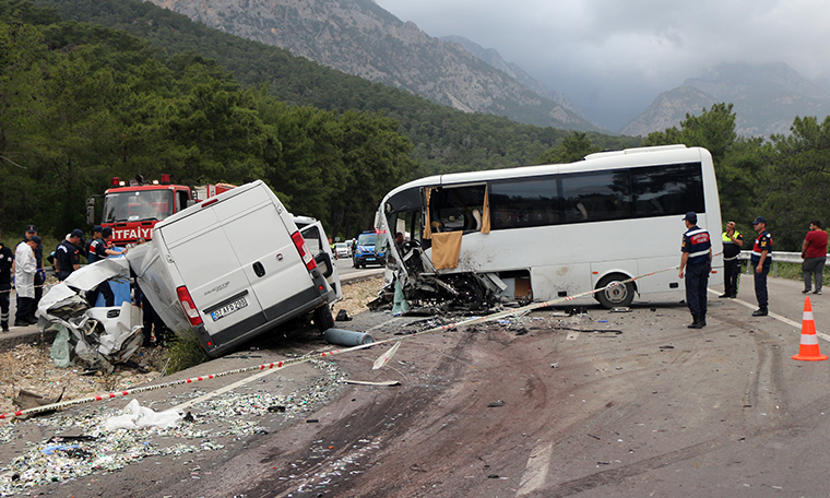 Otel personelini taşıyan midibüs kaza yaptı: 1 ölü, 17 yaralı