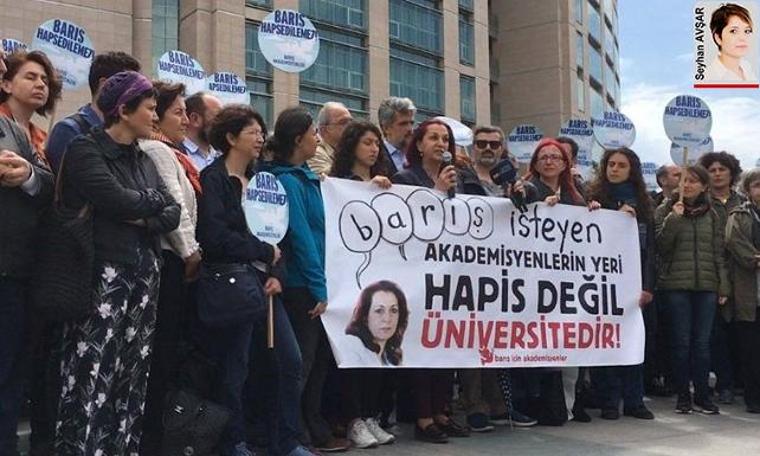 Öğrencileri Prof. Dr. Füsun Üstel'İ cezaevine uğurladı