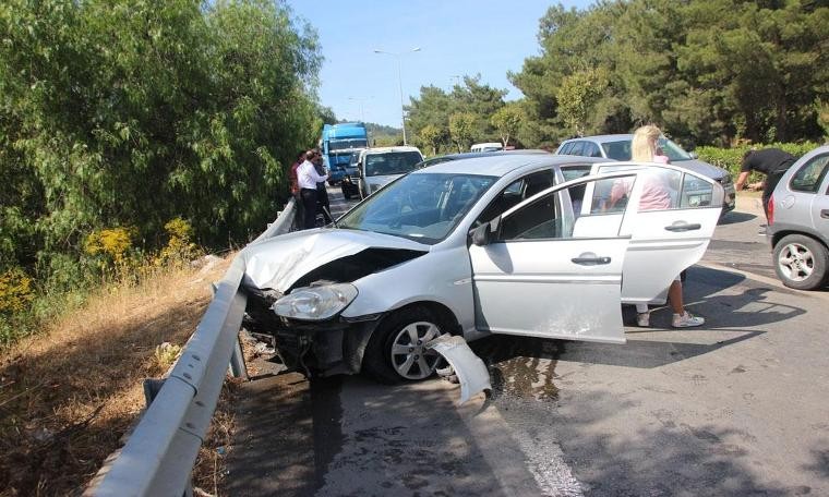 Tatil yolunda kaza... Trafik durma noktasına geldi