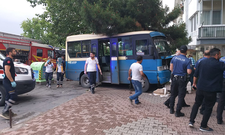 Ankara’da kontrolden çıkan dolmuş kaldırımda bekleyen yayayı ezdi