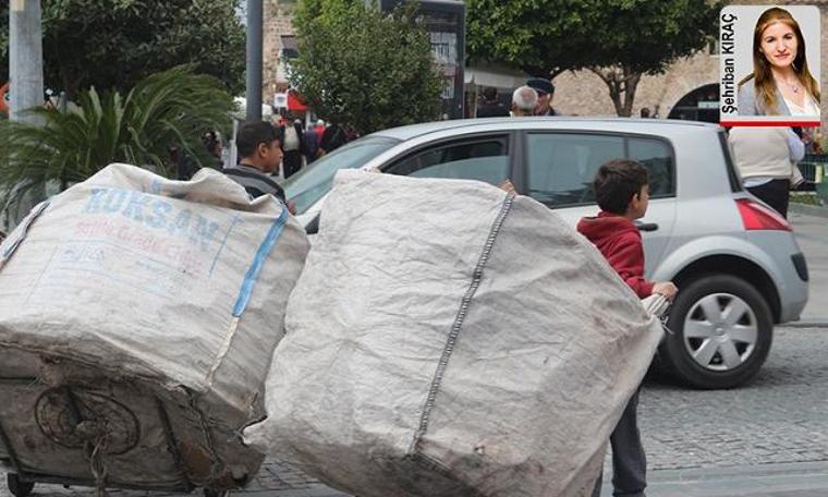 Çocuğun yükü ağır