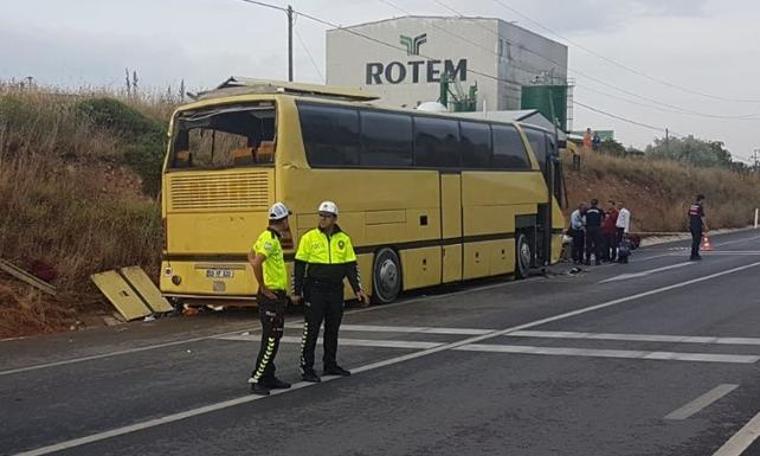 Tur otobüsü ile otomobil çarpıştı: Çok sayıda ölü ve yaralı var