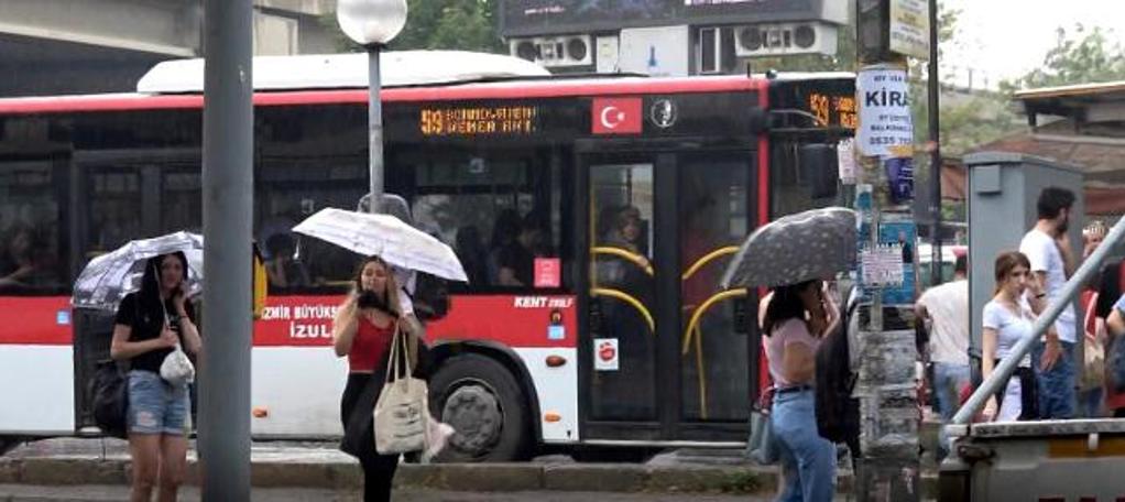 İzmir'de sağanak yaşamı olumsuz etkiledi