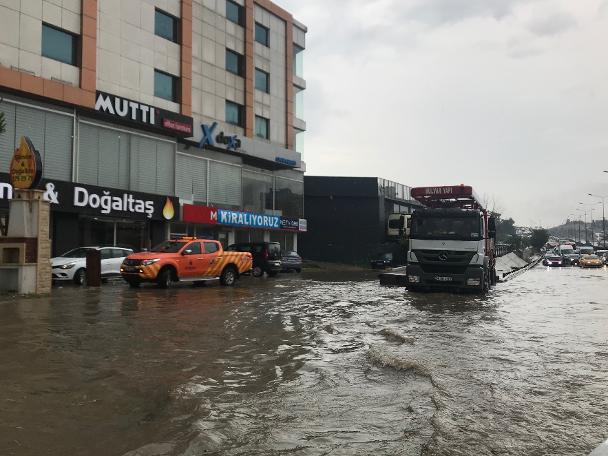 Meteoroloji uyarmıştı! Pendik'te sağanak etkili oldu