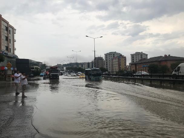 Meteoroloji uyarmıştı! Pendik'te sağanak etkili oldu