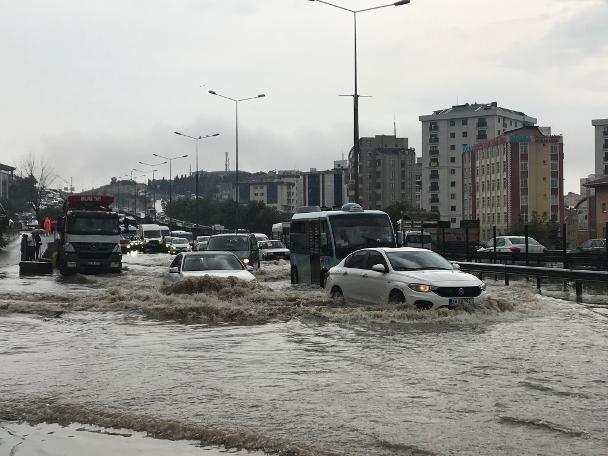 Meteoroloji uyarmıştı! Pendik'te sağanak etkili oldu