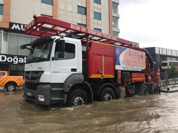 Meteoroloji uyarmıştı! Pendik'te sağanak etkili oldu