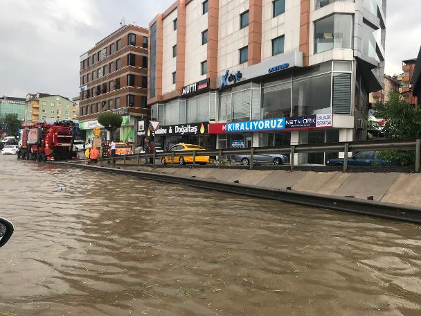 Meteoroloji uyarmıştı! Pendik'te sağanak etkili oldu