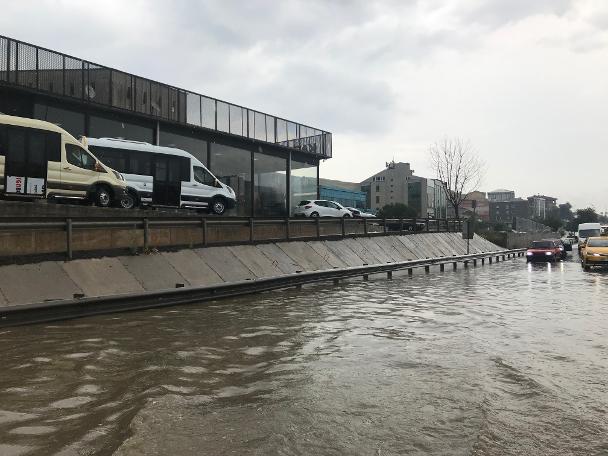 Meteoroloji uyarmıştı! Pendik'te sağanak etkili oldu