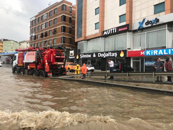 Meteoroloji uyarmıştı! Pendik'te sağanak etkili oldu