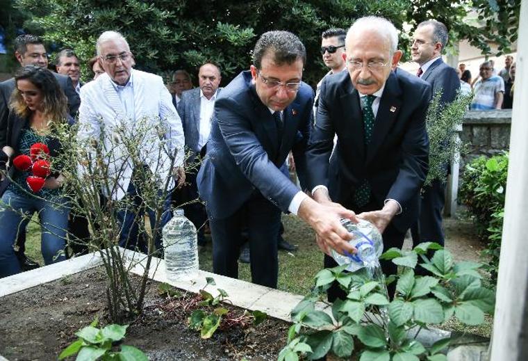 Kılıçdaroğlu ve İmamoğlu, İstanbul'un ilk Büyükşehir Belediye Başkanı'nın kabrini ziyaret etti