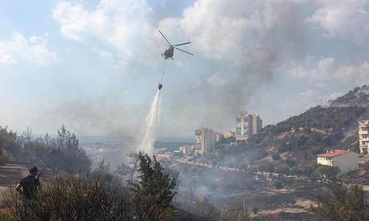 İzmir'de korkutan yangın: 3 katlı apartman ile ev kül oldu