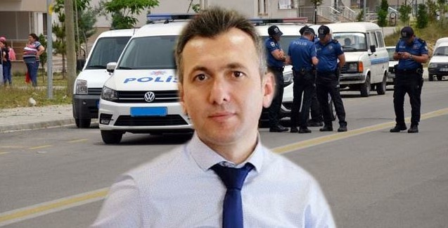 Koltu a polis e li inde oturdu ama