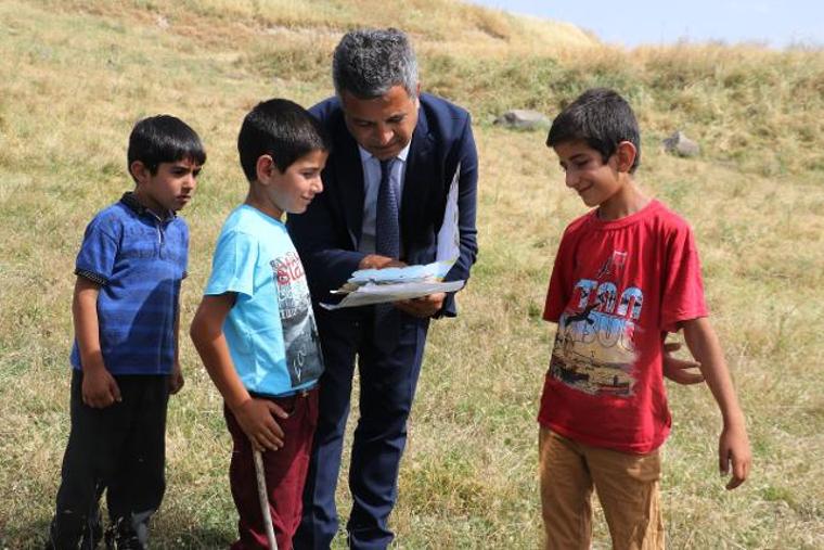 Çobanlık yapan iki kardeşe, merada karne sürprizi