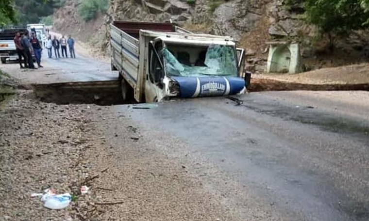 Yol çöktü, kamyonet çukura düştü: Sürücü ağır yaralı