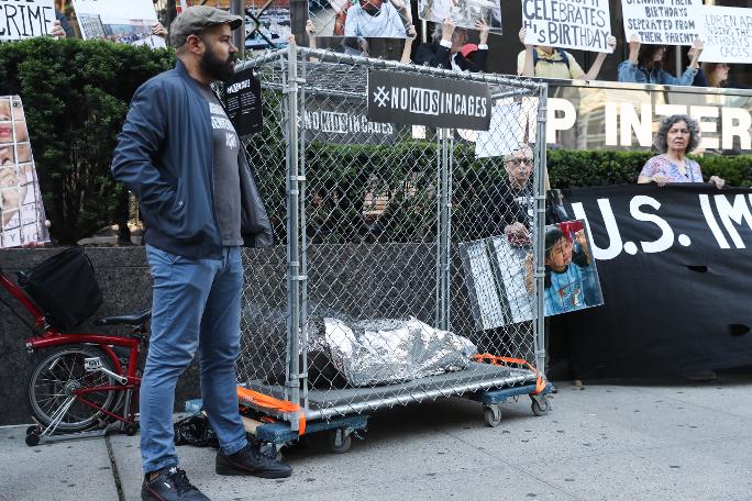 Trump'a doğum gününde protesto