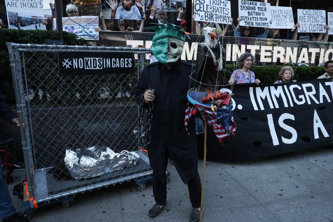 Trump'a doğum gününde protesto