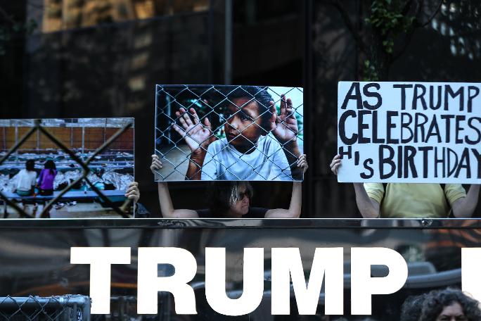 Trump'a doğum gününde protesto