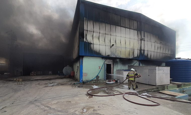 İzmir'de geri dönüşüm fabrikası yandı