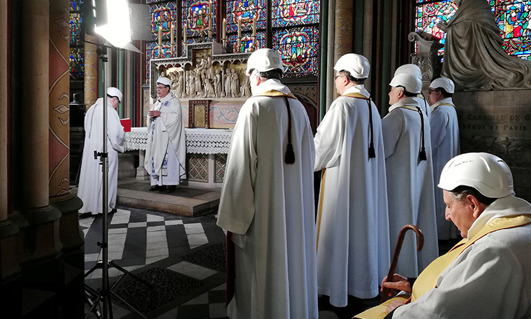 Notre Dame’deki yangın sonrası ilk ayin kasklarla yapıldı