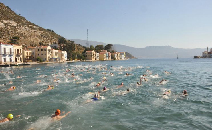 Meis'ten Kaş'a barış ve dostluk için kulaç attılar