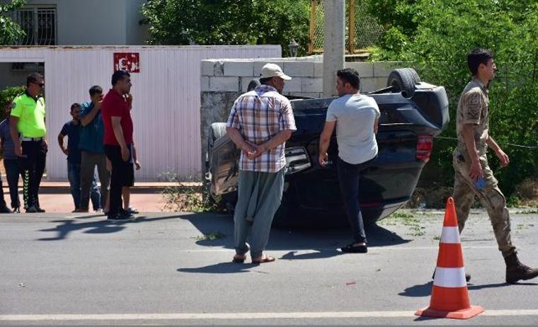 Köpeğe çarpmamak için manevra yapan otomobil devrildi: 2 yaralı