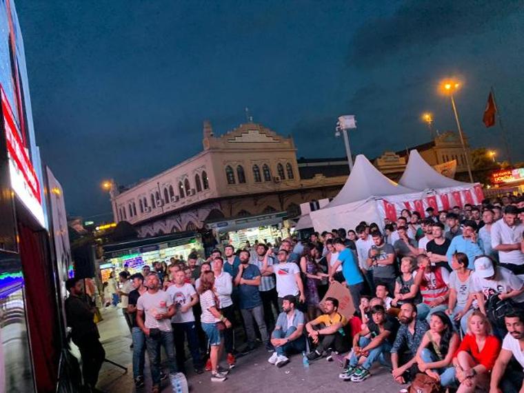 Kadıköy'de yurttaşlar tarihi yayını böyle izliyor