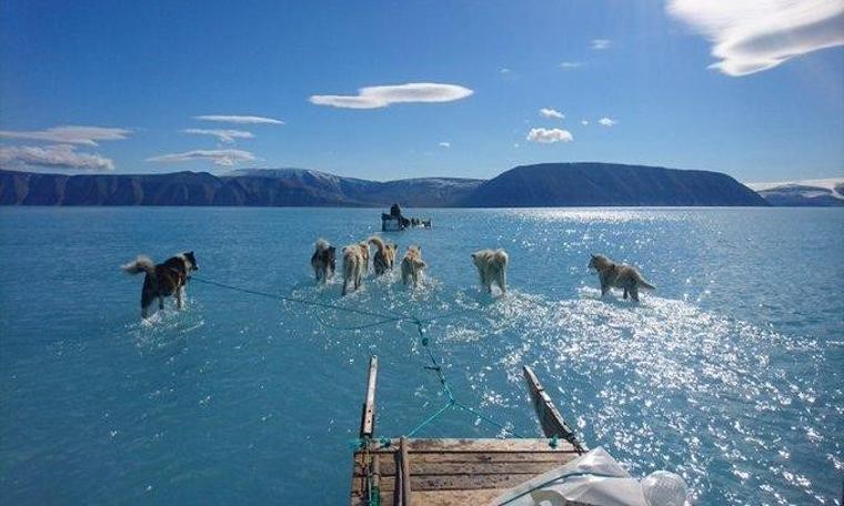 Grönland'da meteoroloji ekibinin su içinde sıra dışı yolculuğu