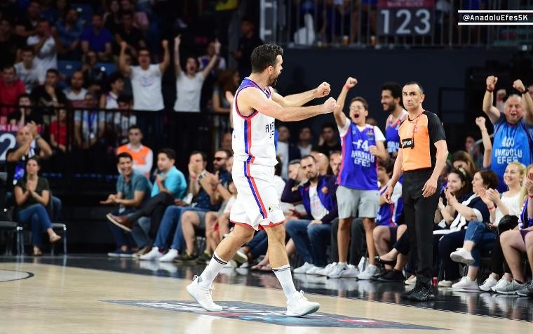 Anadolu Efes şampiyonluğa çok yakın