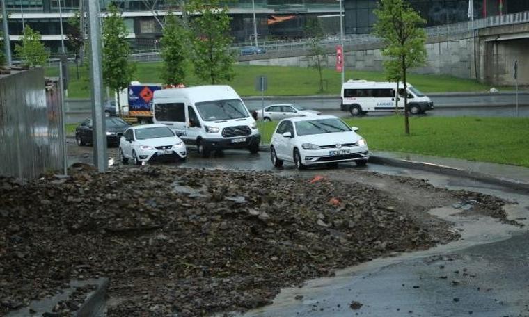 Sarıyer'de toprak kayması... Yol trafiğe kapatıldı