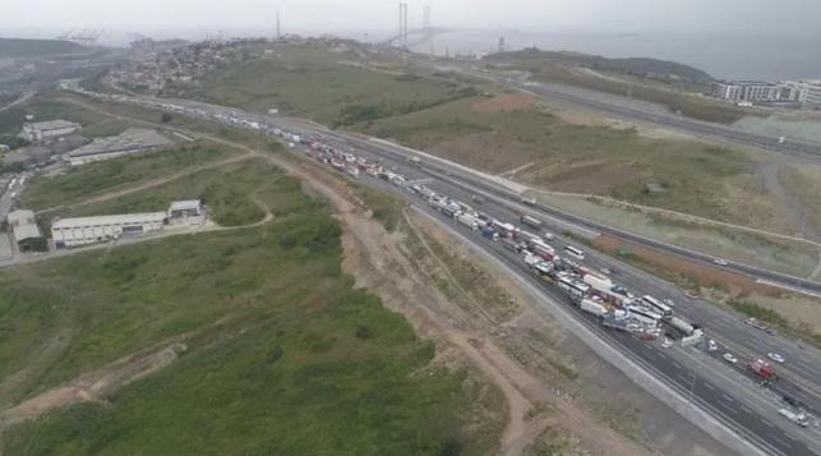 TEM'de zincirleme kaza otoyolu trafiğe kapattı