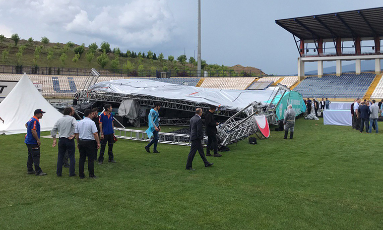 Karabük’te mezuniyet töreni için kurulan konser sahnesi yıkıldı: 2 yaralı