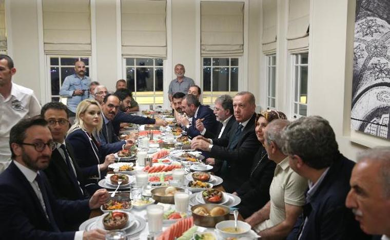 Erdoğan yayın sonrası moderatörlerle yemek yedi