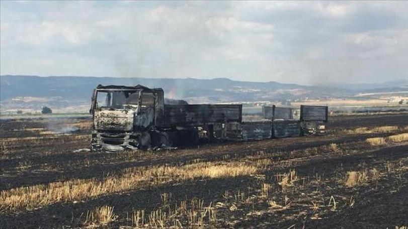 Sigara izmariti tarlayı ve TIR'ı yaktı