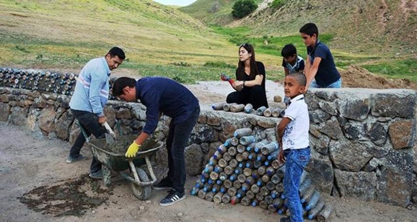 Öğretmenler pet şişe ile okul duvarı yaptı