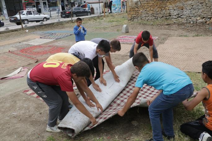 Eski halı ve kilimlerle kendi "halı saha"larını yaptılar