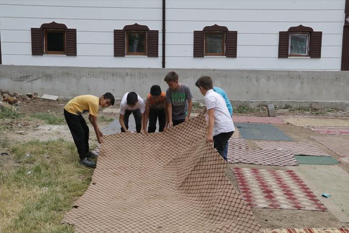 Eski halı ve kilimlerle kendi "halı saha"larını yaptılar